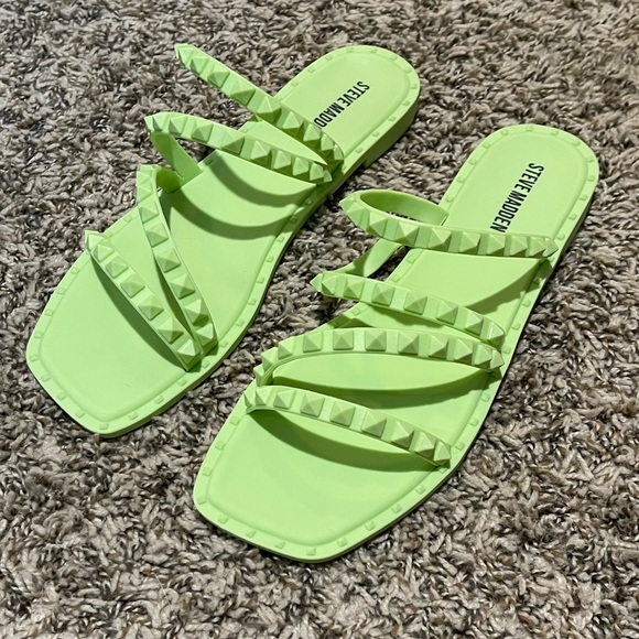 BRAND NEW Steve Madden Lime Green Pyramid Sandals - Picture 2 of 4